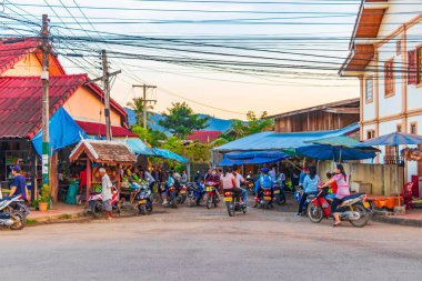Luang Prabang Laos 20 numara. Kasım 2018 Renkli gıda pazarı yolu ve eski kasaba Luang Prabang Laos 'un manzarası.