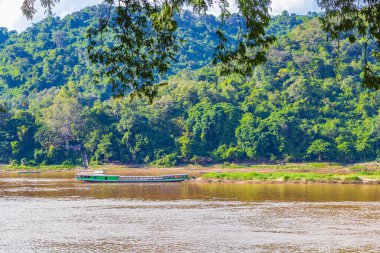Mekong nehri manzarası manzarası teknesi ve Luang Prabang şehri ile Güneydoğu Asya 'da Laos dünya turu.