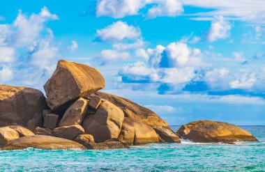 Büyük tropik ada Ilha Grande Santo Antonio Sahili 'ndeki inanılmaz kaya oluşumları Angra dos Reis Rio de Janeiro Brezilya.