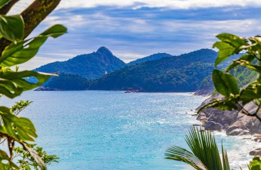 Angra dos Reis Rio de Janeiro Brezilya 'daki büyük tropikal ada Ilha Grande' deki Praia de Lopes Mendes plajında inanılmaz doğal manzara..
