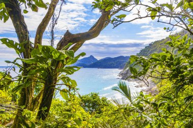 Angra dos Reis Rio de Janeiro Brezilya 'daki büyük tropikal ada Ilha Grande' deki Praia de Lopes Mendes plajında inanılmaz doğal manzara..