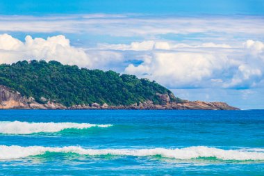 Muhteşem Praia de Lopes Mendes plajı Angra dos Reis Rio de Janeiro Brezilya 'daki büyük tropikal ada Ilha Grande.