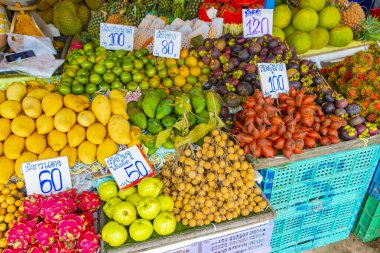 Tayland 'da Koh Samui' deki Bangrak pazarında durian pitaya mangosteen gibi çeşitli Tayland yemekleri sunuluyor..
