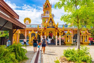 Surat Thani Tayland 28. Koh Samui adası Surat Thani Tayland 'daki Wat Plai Laem tapınağında Mai 2018 Renkli mimari binalar ve heykeller