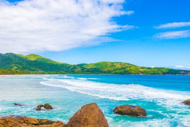 Muhteşem Praia de Lopes Mendes plajı Angra dos Reis Rio de Janeiro Brezilya 'daki büyük tropikal ada Ilha Grande.