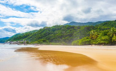 Muhteşem Praia de Lopes Mendes plajı Angra dos Reis Rio de Janeiro Brezilya 'daki büyük tropikal ada Ilha Grande.