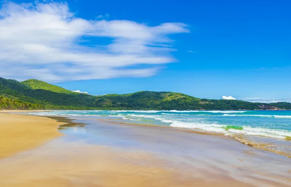 Muhteşem Praia de Lopes Mendes plajı Angra dos Reis Rio de Janeiro Brezilya 'daki büyük tropikal ada Ilha Grande.