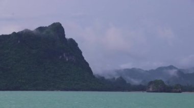 Turkuaz su üzerinden Don Sak 'a yolculuk Tayland tropikal manzarası.