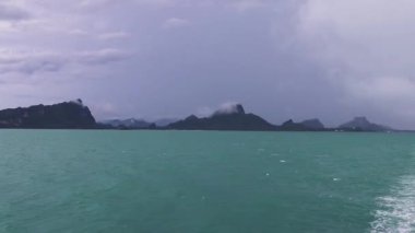 Turkuaz su üzerinden Don Sak 'a yolculuk Tayland tropikal manzarası.