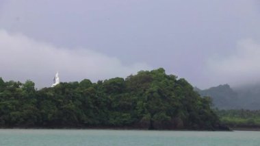 Turkuaz su üzerinden Don Sak 'a yolculuk Tayland tropikal manzarası.