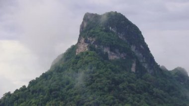 Don Sak 'taki dağ tepesi kayalığı bulutlu tropikal Tayland manzarası.
