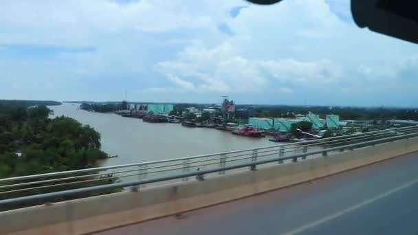 Mengemudi Melalui Pelabuhan Sungai Tempat Tinggal Don Sak Thailand — Stok Video