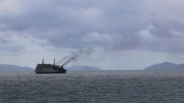 タイで黒い煙の排気煙と古い汚れた船 — ストック動画
