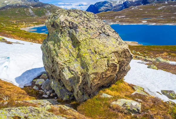 Énorme Rocher Gros Rocher Près Magnifique Lac Vavatn Dans Les — Photo