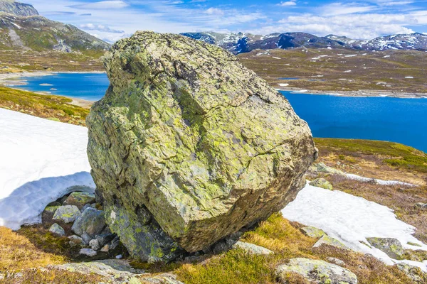 Énorme Rocher Gros Rocher Près Magnifique Lac Vavatn Dans Les — Photo