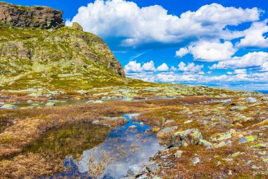 Hemsedal Norveç 'teki Hydnefossen şelalesinin yanındaki Veslehdn Veslehorn Dağı' nın tepelerine ve kayalara çarpar.