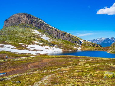 Hemsedal Norveç 'teki Hydnefossen şelalesinin yanındaki Veslehdn Veslehorn dağındaki inanılmaz dağ tepeleri ve kaya oluşumları.