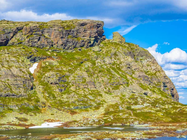 位于挪威赫赛达尔的海涅佛森瀑布对韦塞尔霍恩山岩石形成悬崖和山峰的冲击 — 图库照片