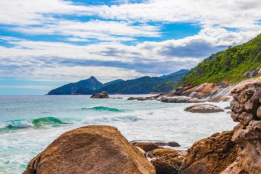 Muhteşem Praia de Lopes Mendes plajı Angra dos Reis Rio de Janeiro Brezilya 'daki büyük tropikal ada Ilha Grande.