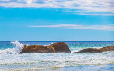 Güçlü dalga, Angra dos Reis Rio de Janeiro Brezilya 'daki tropikal ada Ilha Grande' deki Praia de Lopes Mendes plajındaki büyük kayalara çarpıyor..