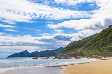 Muhteşem Praia de Lopes Mendes plajı Angra dos Reis Rio de Janeiro Brezilya 'daki büyük tropikal ada Ilha Grande.