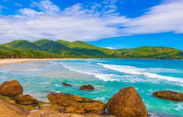 Muhteşem Praia de Lopes Mendes plajı Angra dos Reis Rio de Janeiro Brezilya 'daki büyük tropikal ada Ilha Grande.