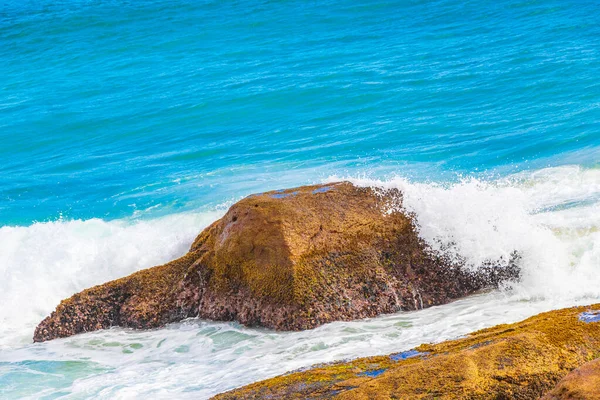 Fuerte Ola Golpea Una Roca Enorme Increíble Playa Praia Lopes — Foto de Stock