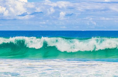 Angra dos Reis Rio de Janeiro Brezilya 'daki büyük tropikal ada Ilha Grande' deki Praia de Lopes Mendes plajında güçlü dalgalar.