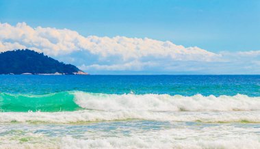 Angra dos Reis Rio de Janeiro Brezilya 'daki büyük tropikal ada Ilha Grande' deki Praia de Lopes Mendes plajında güçlü dalgalar.