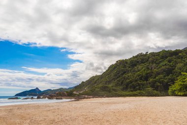 Muhteşem Praia de Lopes Mendes plajı Angra dos Reis Rio de Janeiro Brezilya 'daki büyük tropikal ada Ilha Grande.