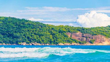 Angra dos Reis Rio de Janeiro Brezilya 'daki büyük tropikal ada Ilha Grande' deki Praia de Lopes Mendes plajında güçlü dalgalar.