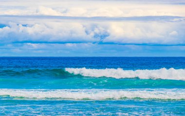 Angra dos Reis Rio de Janeiro Brezilya 'daki büyük tropikal ada Ilha Grande' deki Praia de Lopes Mendes plajında güçlü dalgalar.
