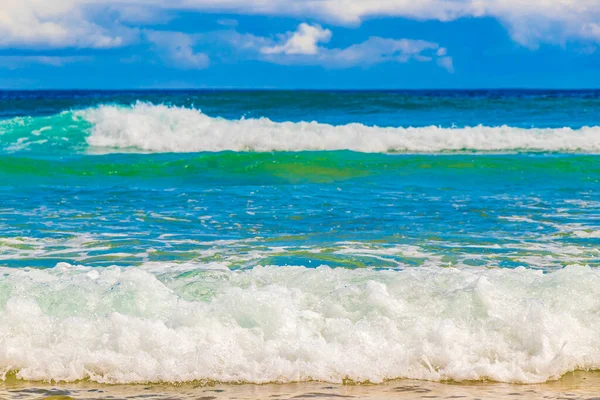 Angra dos Reis Rio de Janeiro Brezilya 'daki büyük tropikal ada Ilha Grande' deki Praia de Lopes Mendes plajında güçlü dalgalar.