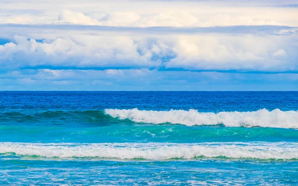 Angra dos Reis Rio de Janeiro Brezilya 'daki büyük tropikal ada Ilha Grande' deki Praia de Lopes Mendes plajında güçlü dalgalar.