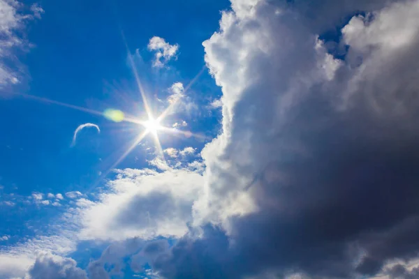 Luz Sol Raios Sol Acima Entre Nuvens Céu Azul Montanha — Fotografia de Stock