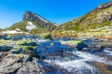Hemsedal Norveç 'teki Hydnefossen şelalesinin yanındaki Veslehodn dağındaki inanılmaz Storehodn dağ tepeleri ve kaya oluşumları uçurumları.