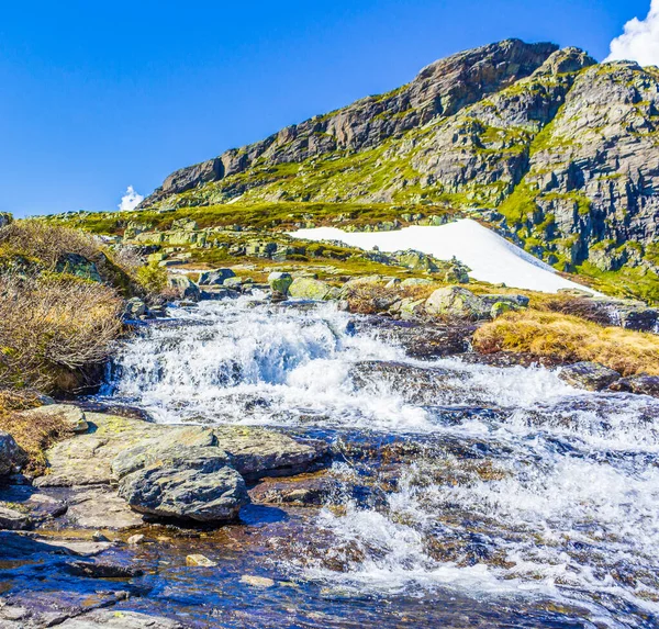 位于挪威赫赛达尔海德涅弗森瀑布附近的韦斯霍恩山冲击岩层悬崖和山峰处的河流 — 图库照片