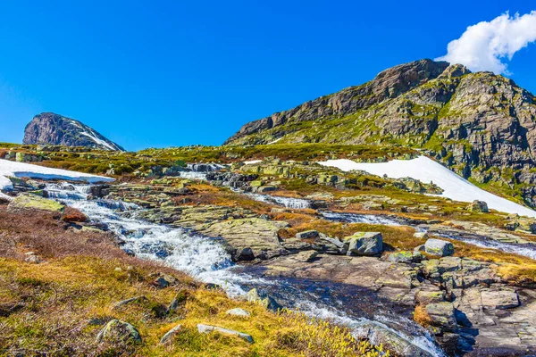 位于挪威赫赛达尔海德涅弗森瀑布附近的韦斯霍恩山冲击岩层悬崖和山峰处的河流 — 图库照片