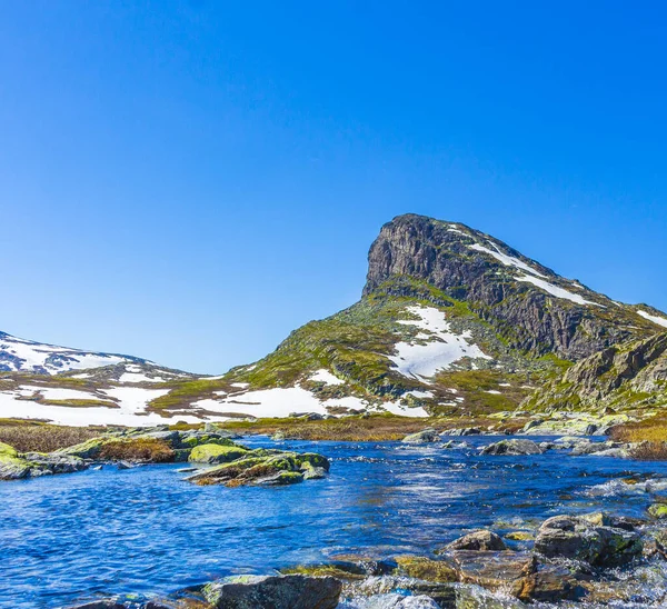 位于挪威赫赛达尔的海涅佛森瀑布旁的韦瑟霍顿山上 令人叹为观止的斯托霍顿山顶和岩石形成的悬崖 — 图库照片