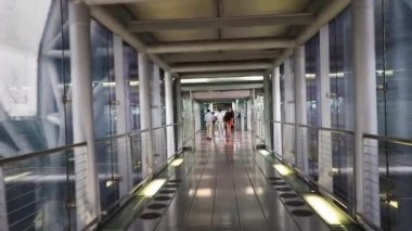 Bangkok Tayland 21. Mai 2018 Bangkok Suvarnabhumi Havaalanı Samut Prakan Tayland koridorunda birbirine aşık ve nefret dolu komik bir çift.
