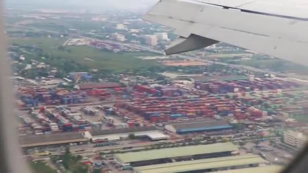 泰国曼谷Mai 2018 View Out Plane Window While Landing Nepal Airlines — 图库视频影像