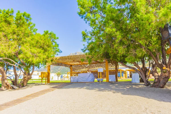 그리스 해변에 나무들 사이에 리조트에서 열리는 마사지 테이블 — 스톡 사진