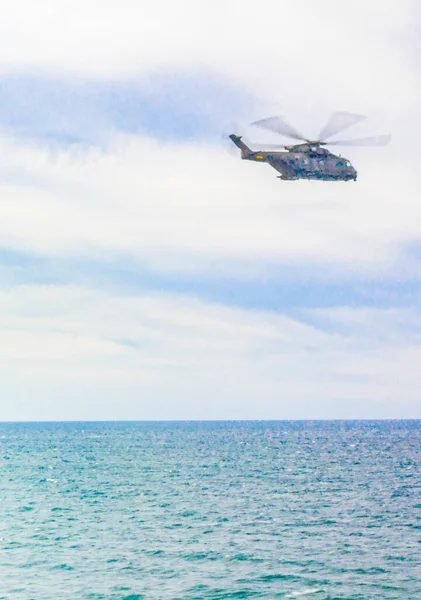 Helicóptero Militar Montacargas Volando Sobre Ferry Mar Hirtshals Jutland Dinamarca —  Fotos de Stock