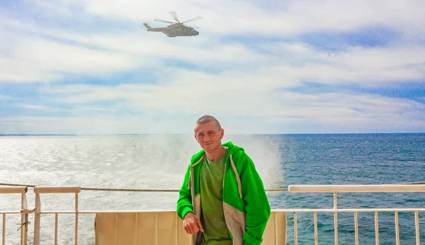 Військовий Вертолітний Ліфт Летить Над Поромом Турист Море Гіршаль Ютландія — стокове фото