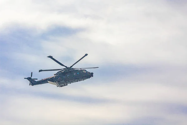 Военный Вертолетный Аэропогрузчик Пролетает Над Паромом Морем Ютландии — стоковое фото