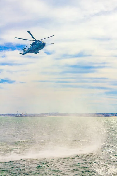 Helicóptero Militar Montacargas Volando Sobre Ferry Mar Hirtshals Jutland Dinamarca —  Fotos de Stock