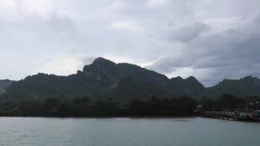 Thani Tayland feribotu ile tropikal arazide turkuaz su üzerinden Don Sak 'a git..