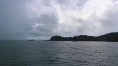 Thani Tayland feribotu ile tropikal arazide turkuaz su üzerinden Don Sak 'a git..