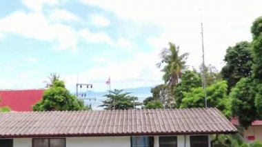 Koh Samui adası sahili ve Koh Pha-ngan manzaralı manzara ve Tayland bayrağı.