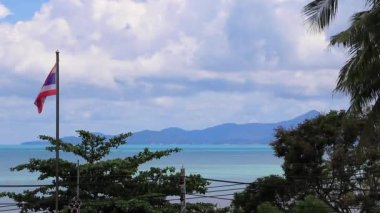 Koh Samui adası sahili ve Koh Pha-ngan manzaralı manzara ve Tayland bayrağı.